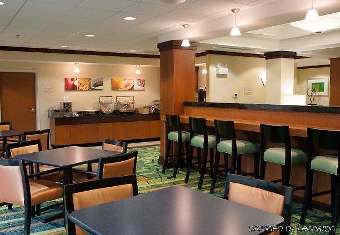 Fairfield Inn & Suites Bedford Restaurant bilde